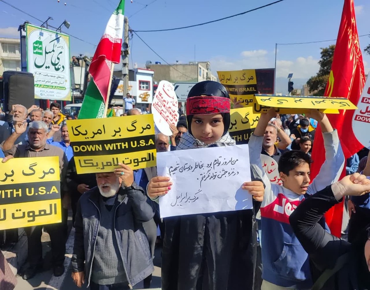 مردم غیور البرز در حمایت از مردم بی پناه و مظلوم و مقتدر غزه،امروز از میدان شهدا به سمت آستان مقدس امامزاده حسن(ع) راهپیمایی کردند.