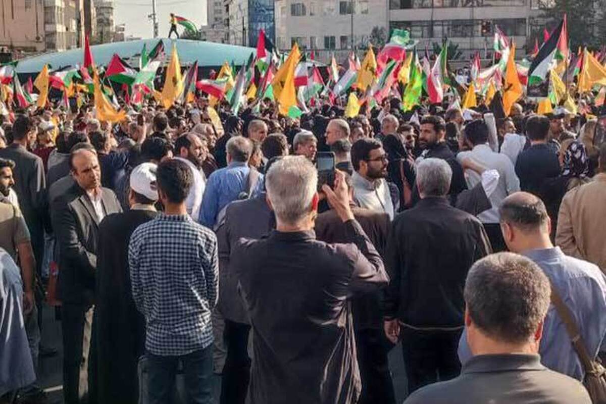 مردم تهران برای حمایت از مردم مظلوم فلسطین و محکوم کردن جنایات رژیم غاصب صهیونیستی در میدان انقلاب تجمع برپا کردند.