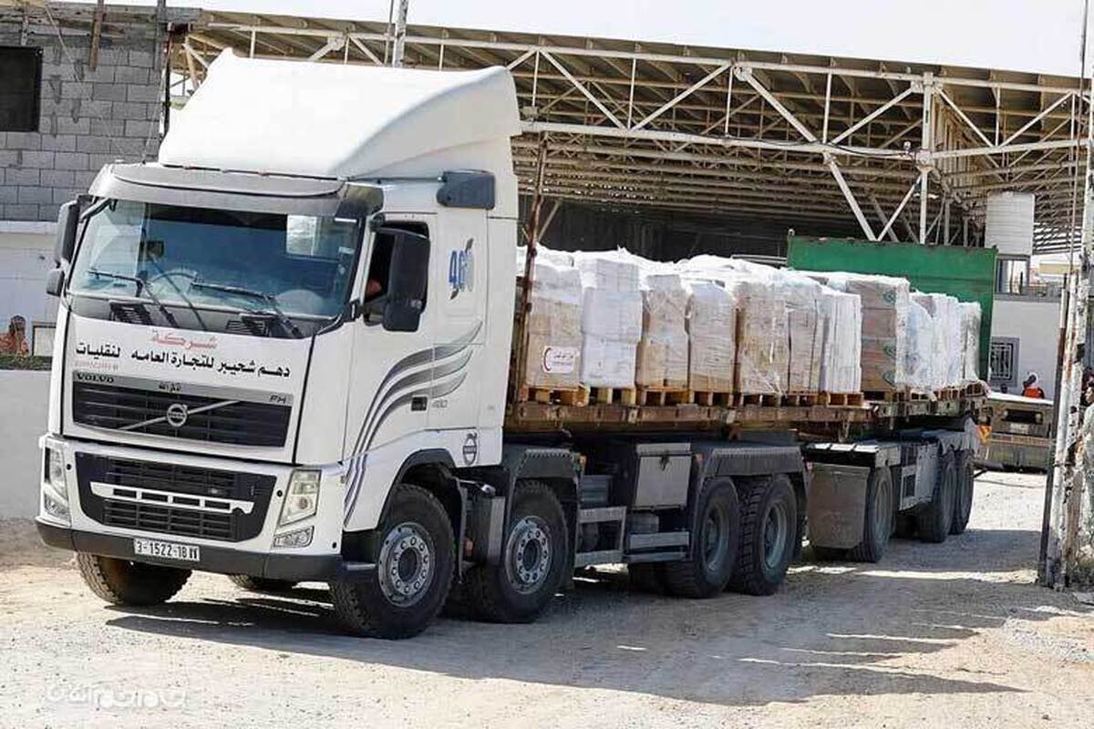 صدها کامیون در مقابل دروازه گذرگاه رفح در مصر منتظر ورود به نوار غزه هستند اما رژیم صهیونیستی اجازه ورود آنها نمی دهد و فقط 20 کامیون وارد این منطقه شده است.