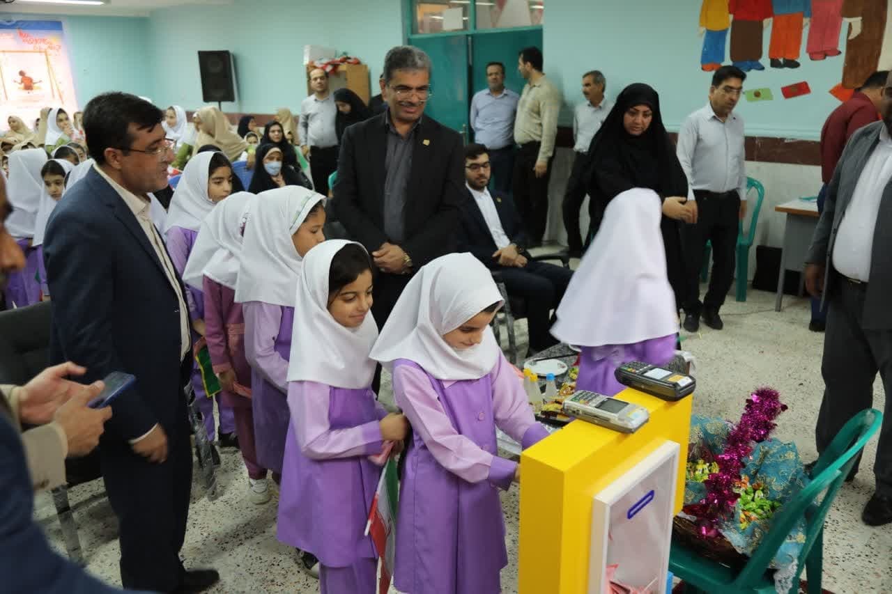 زنگ جشن عاطفه ها در مدارس بوشهر به صدا درآمد