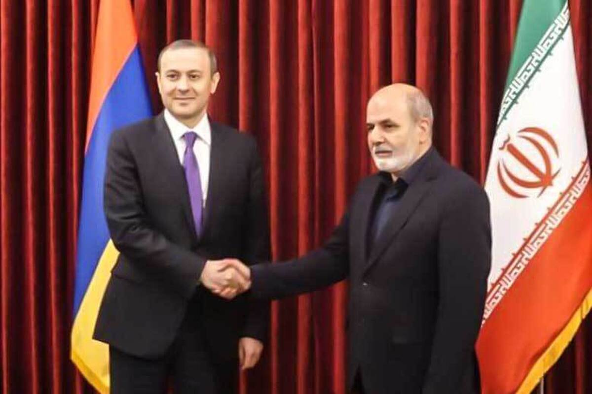 دبیر شورای عالی امنیت ملی ایران در دیدار همتای ارمنستانی با وی تصریح کرد: هرگونه تغییر در ژئوپلیتیک منطقه  ناامن کننده و موجب بی‌ثباتی و تصاعد بحران است.