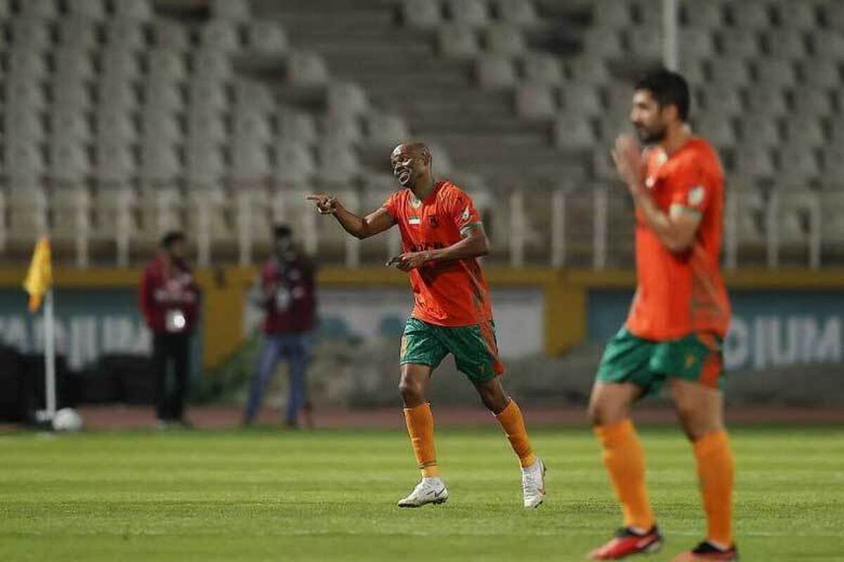 لوسیانو پریرا با درخشش مقابل فولاد خوزستان صدمین گل خود در تاریخ رقابت های لیگ را به ثمر رساند.
