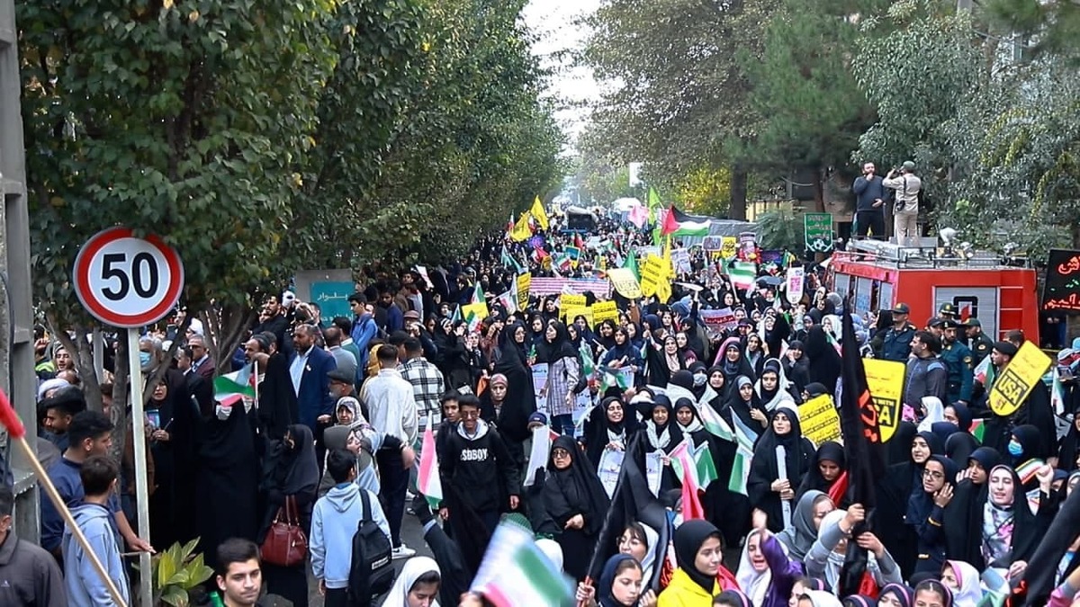 همزمان با سراسر کشور، راهپیمایی ۱۳ آبان روز ملی مبارزه با استکبار جهانی در میدان از میدان توحید به سمت مصلی برگزار شد