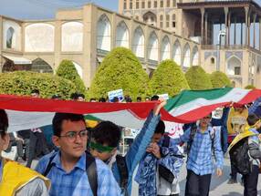 سیل جمعیت ضد استکباری در اصفهان
