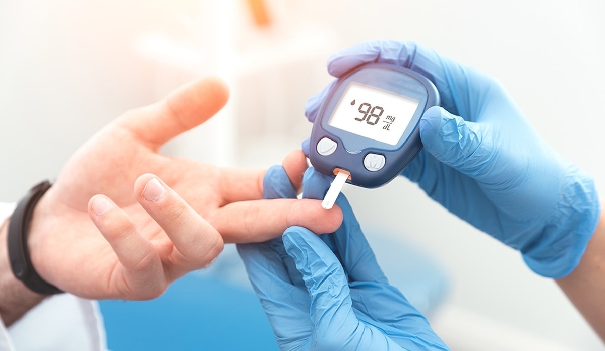 دیابت بیماری مزمن و متابولیکی است که به دلیل اختلال در ترشح یا عملکرد انسولین در بدن اتفاق می‌افتد که درنتیجه‌ی آن قند خون (گلوکز) افزایش پیدا می‌کند.