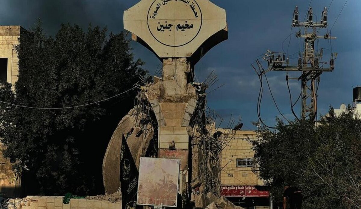بلدوزر‌های ارتش رژیم صهیونیستی صبح امروز میدان الحصان در ورودی اردوگاه جنین در کرانه باختری رود اردن را تخریب کردند.