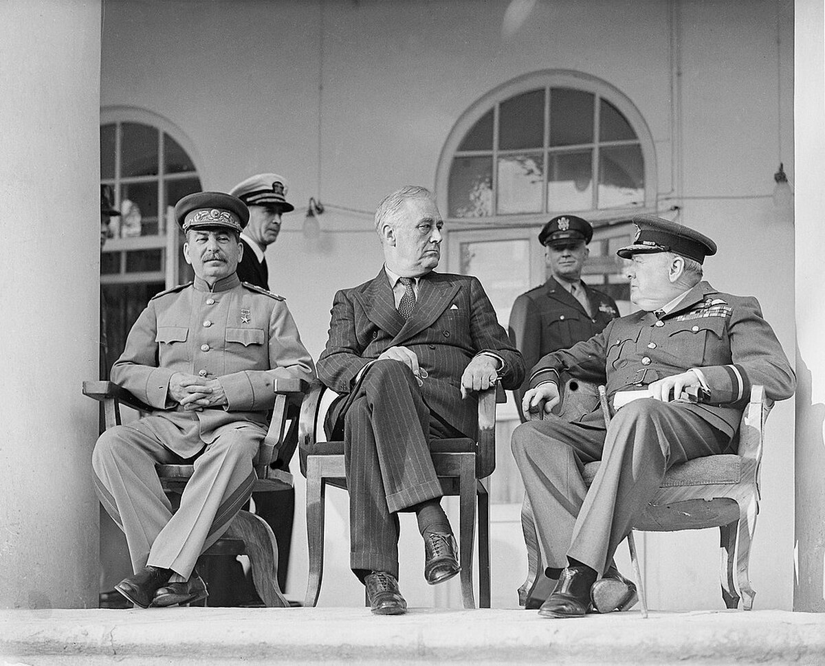 ۸۰ سال پیش کنفرانس تهران با حضور وینستون چرچیل، فرانکلین روزولت و ژوزف استالین در فاصله بین ۶ تا ۹ آذر ۱۳۲۲ در سفارت شوروی در تهران برگزار شد.