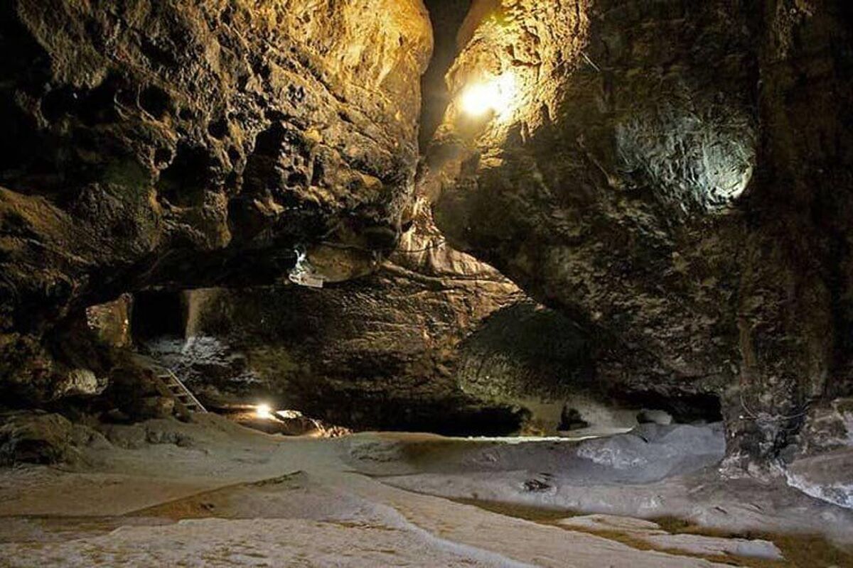 غار کرفتو یکی از دیدنی‌های استان کردستان است که در ۶۷ کیلومتری شهر دیواندره قرار دارد. این غار آهکی و باستانی در دوران مزوزوئیک شکل گرفته و در طی زمان‌های مختلف مورد سکونت و استفاده انسان قرار گرفته است.