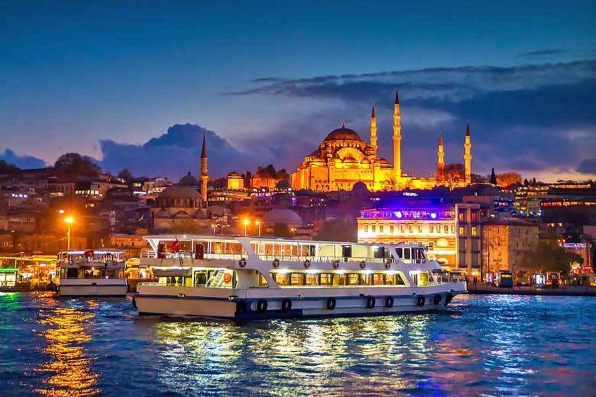 استانبول شهر موزه‌ها، آثار تاریخی، کافه‌ها و محله‌های جذاب است. اگر جزو دوست‌داران شب و تفریحات شبانه باشید، در شهر استانبول می‌توانید به سراغ ۳ محله کاراکوی، بشیکتاش و اورتاکوی بروید.