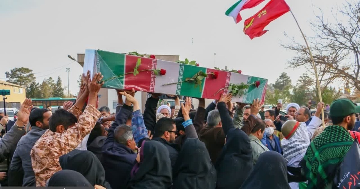 مردم شهیدپرور شهر کرمان، امروز پیکرهای مطهر هشت شهید دفاع مقدس را تا معراج شهدای این شهر تشییع کردند.