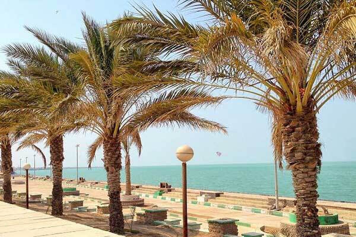 بوشهر شبه‌جزیره‌ای در جنوب کشور است که از سمت غرب به آب‌های خلیج همیشه فارس متصل می‌شود.
