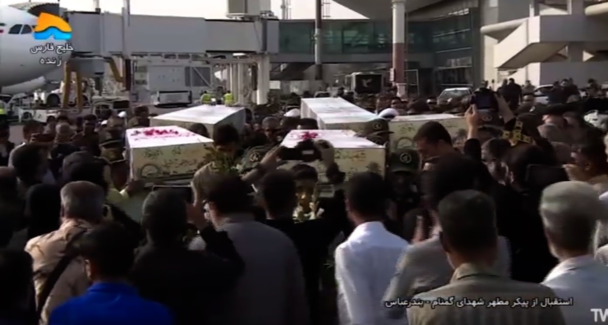پیکر مطهر ۵ شهید گمنام دفاع مقدس دقایقی پیش با استقبال مردم و مسئولان وارد فرودگاه بین المللی شهدای پرواز ۶۵۵ بندرعباس شد.