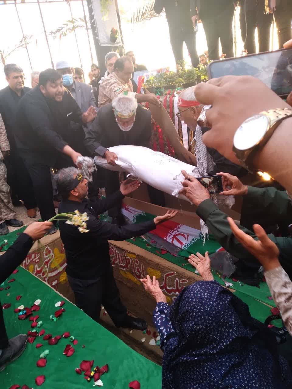 تشییع پرشور پیکر شهید خوشنام دهقاید