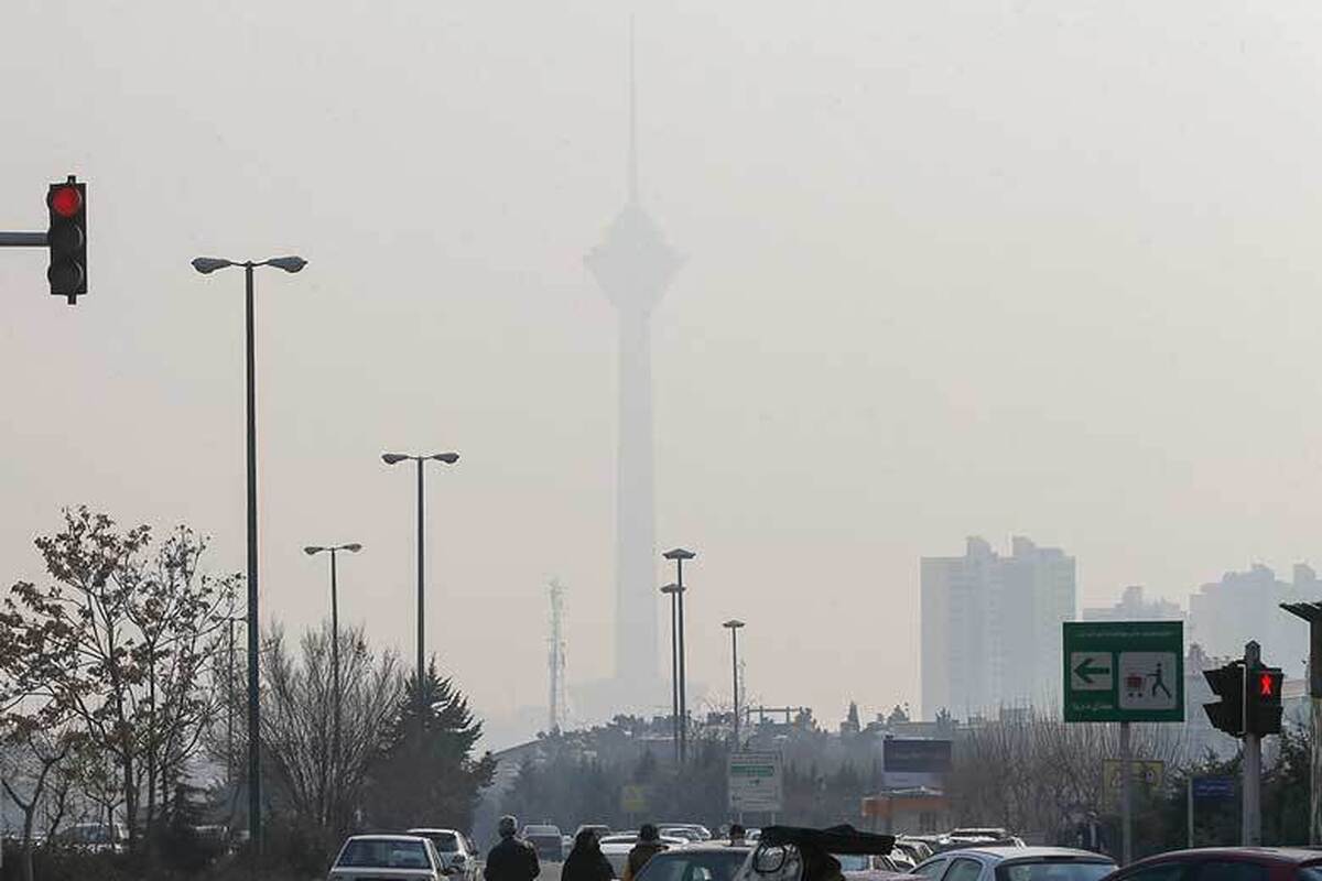 کیفیت هوای تهران برای سومین روز متوالی در وضعیت نارنجی (آلوده برای گروه‌های حساس) قرار گرفت و در این شرایط بهتر است کودکان، زنان باردار و بیماران قلبی و ریوی از تردد در فضای باز خودداری کنند.