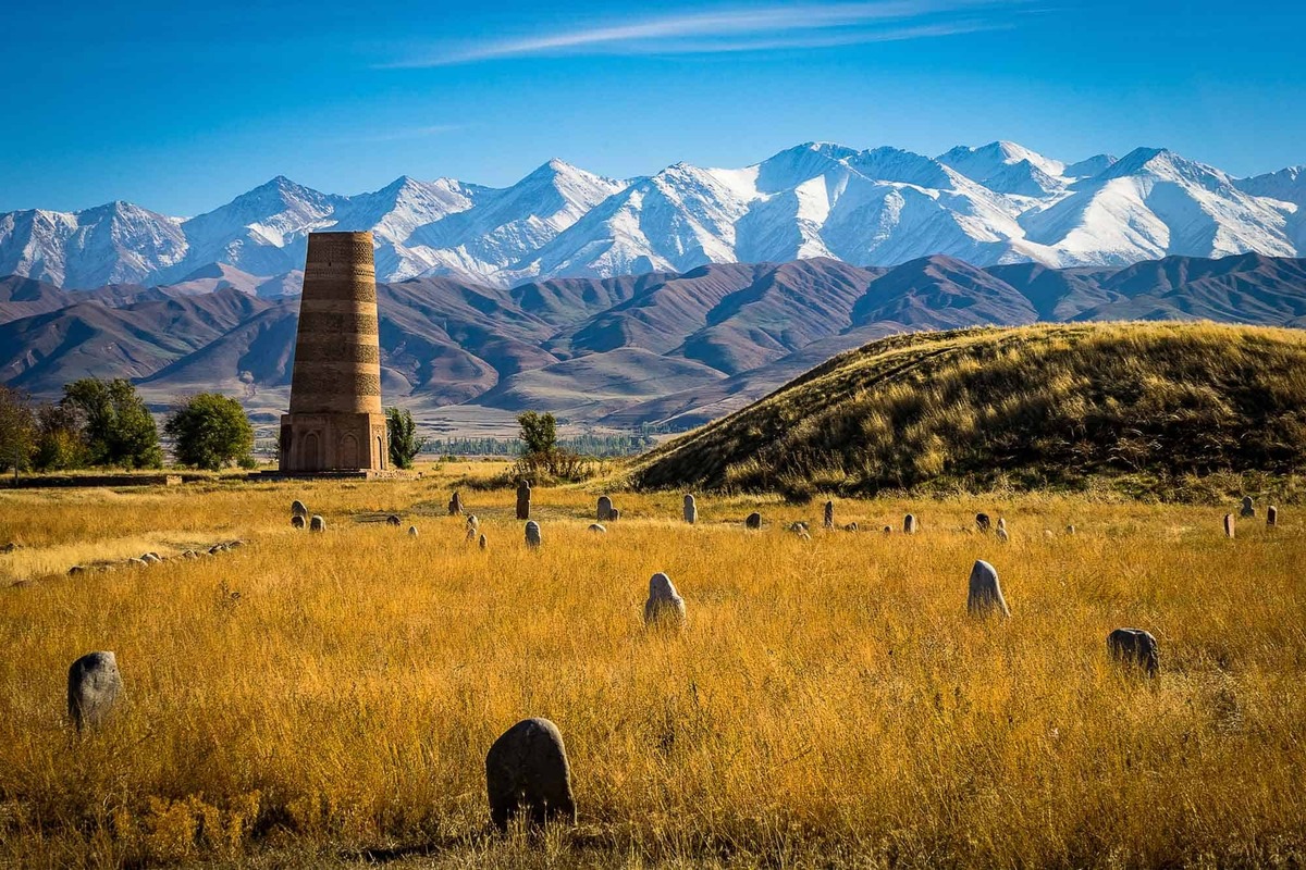 اگر دوست دارید سفری جذاب و فراموش نشدنی به آسیای میانه داشته باشید، پیشنهاد می‌شود سفر به قرقیزستان را در برنامه خود قرار دهید. قرقیزستان کشوری با جاذبه‌های طبیعی منحصر به فرد و طبیعت‌های بکر است که بیشتر گردشگرانی که علاقه‌مند به محیط‌های طبیعی هستند، آرزو سفر به این کشور را در سر دارند.