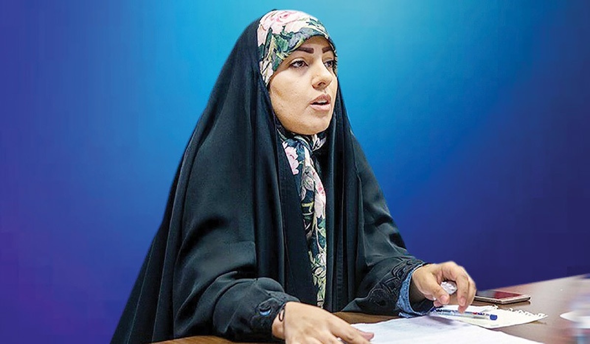 حجاب به‌علت آن‌که خصلتی نمادین دارد؛ می‌تواند جریان ارتباط و فعالیت دو قشر مرد و زن را در جامعه تنظیم کند. تمام دنیا زن مسلمان ایرانی را با حجاب که شاخصه متمایزی از نوع پوشش در دیگر کشورهاست، می‌شناسد.