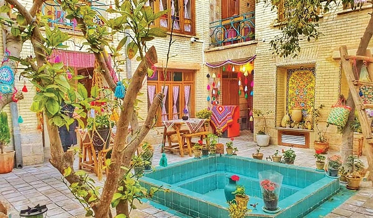 با شنیدن کلمه «سفر» یاد چه چیزی می‌افتید؟ استراحت، تفریح، خوشگذرانی یا عکس‌های خوش‌رنگ و لعاب اینستاگرامی؟ ازنظر هرکسی سفر تعریفی داردو از نظر من سفر یعنی معنای زندگی یا نه اصلا خود خود زندگی. درسفر به تنها چیزی که فکر نمی‌کنم مقصد است.
