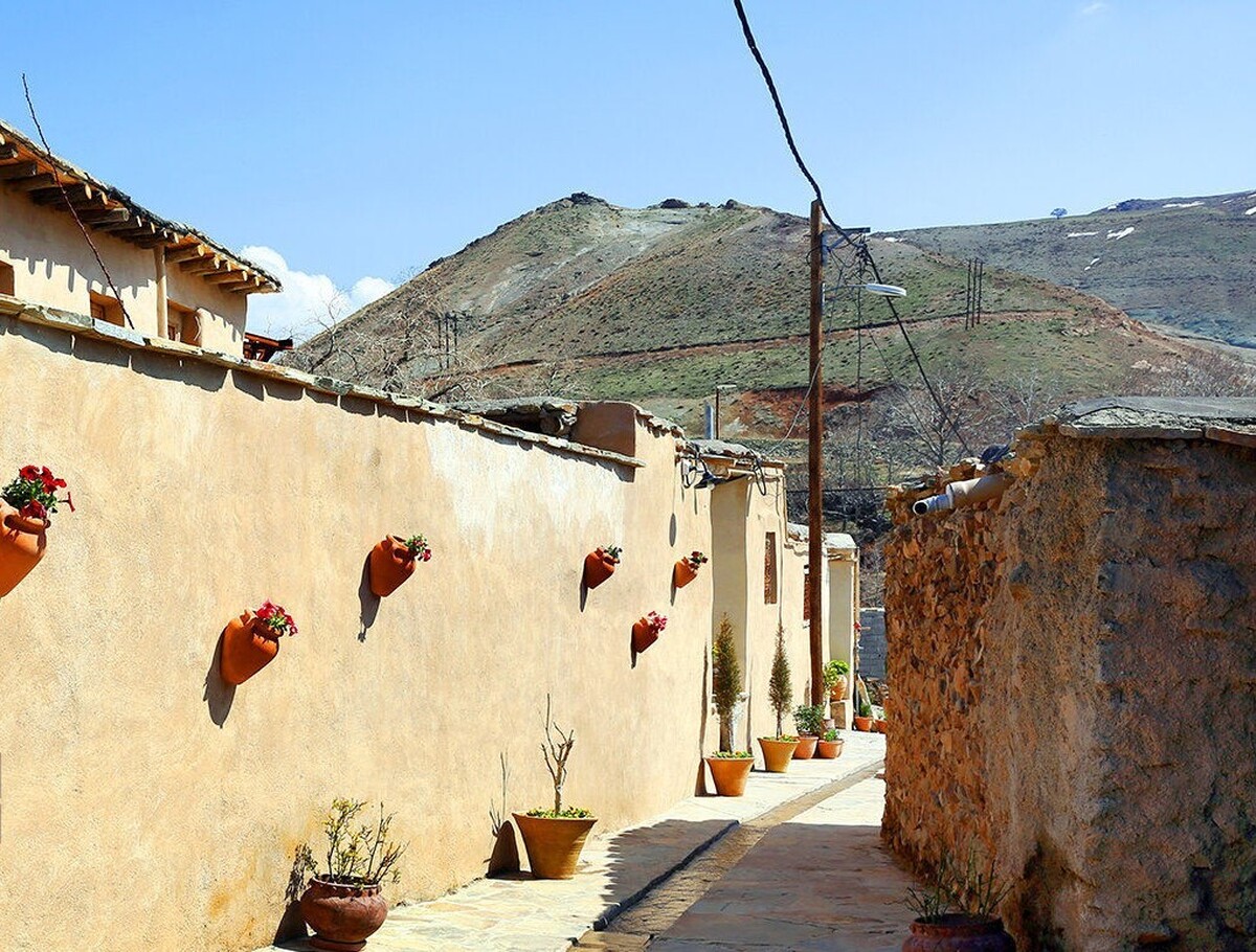 رحیم خردمند،رئیس اداره میراث‌فرهنگی، گردشگری و صنایع‌دستی گچساران گفت: هم اینک ۶ طرح گردشگری با سرمایه گذاری ۸۵۰ میلیارد ریال در مناطق مختلف این شهرستان در دست اجراست.