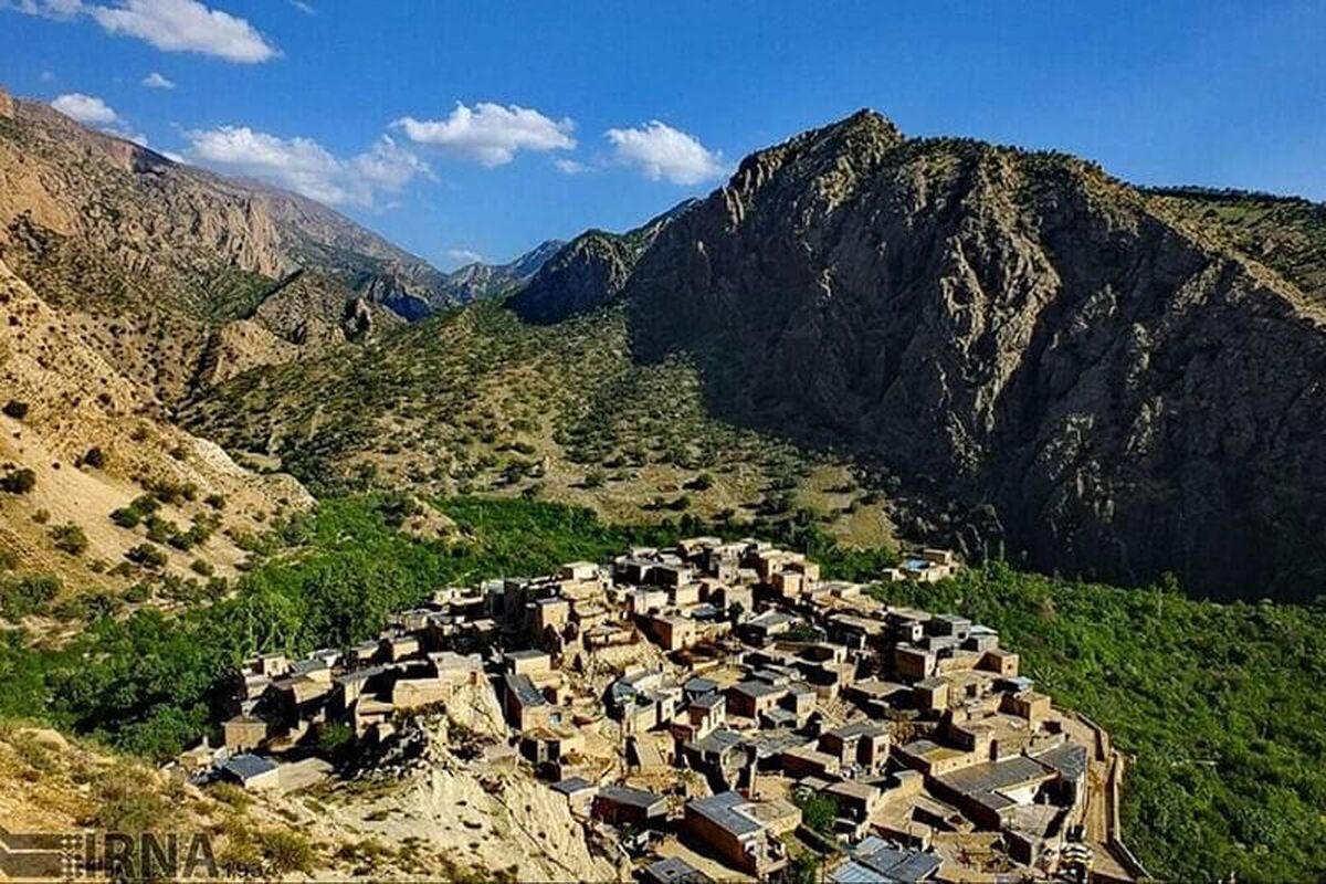 نخستین روز‌های زمستان در حال سپری شدن است و اینجا در روستای باستانی دیل از توابع بخش مرکزی شهرستان گچساران گردشگران لذت طبیعت بهاری را تجربه می‌کنند.