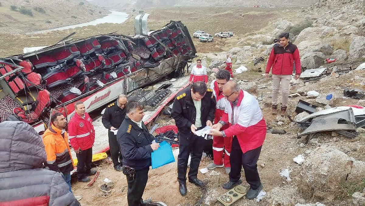 باز هم تصادف مرگبار و این بار برای اتوبوس اهواز- کرمانشاه، در محور پلدختر به اندیمشک. حادثه‌ای که ظهر روز گذشته رخ داد و در اثر آن ۱۰سربازجان خود را از دست دادند. سانحه‌ای که پیش از این هم در سال‌های۱۴۰۰ با مرگ پنج سرباز معلم و سال ۱۳۹۵ با مرگ ۱۴ سرباز تکرار شد و سریال آن پایانی ندارد.