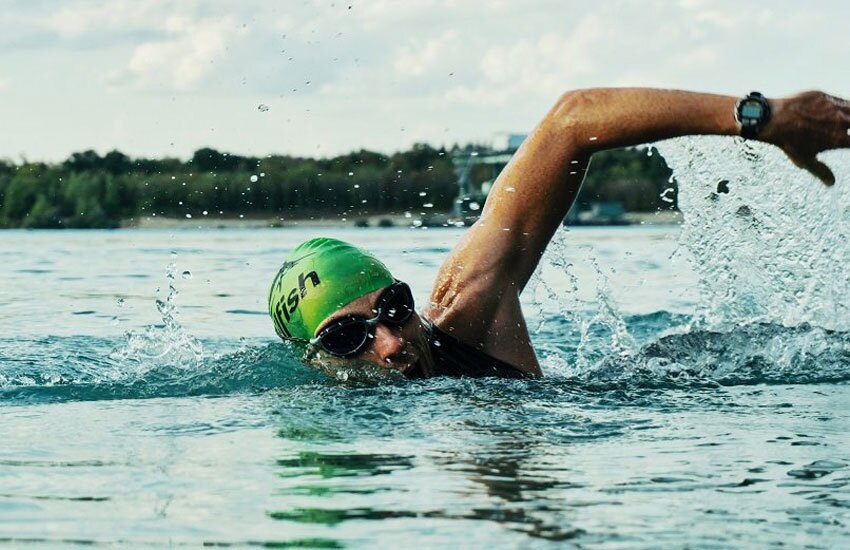 چه افرادی نباید شنا کنند؟