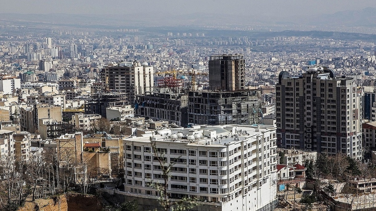 عضو هیات مدیره اتحادیه مشاوران املاک گفت: دخالت مستقیم دولت در حوزه مسکن طی سه سال گذشته و کاهش قدرت خرید مردم باعث ایجاد رکود در بازار ملک شده و اگر شرایط برای ساخت و ساز بخش خصوصی فراهم نشود همه کارشناسان دنیا هم که جمع شوند نمی‌توانند مسکن را از رکود بیرون بیاورند. مشاوران املاک رفته رفته دفاتر خود را جمع می‌کنند به خاطر اینکه درآمد نیست. هزینه‌های جاری بالا رفته، اجاره مغازه افزایش یافته و مالیات کم نشده است؛ بنابراین هر روز شاهد ابطال جواز توسط مشاوران املاک هستیم.