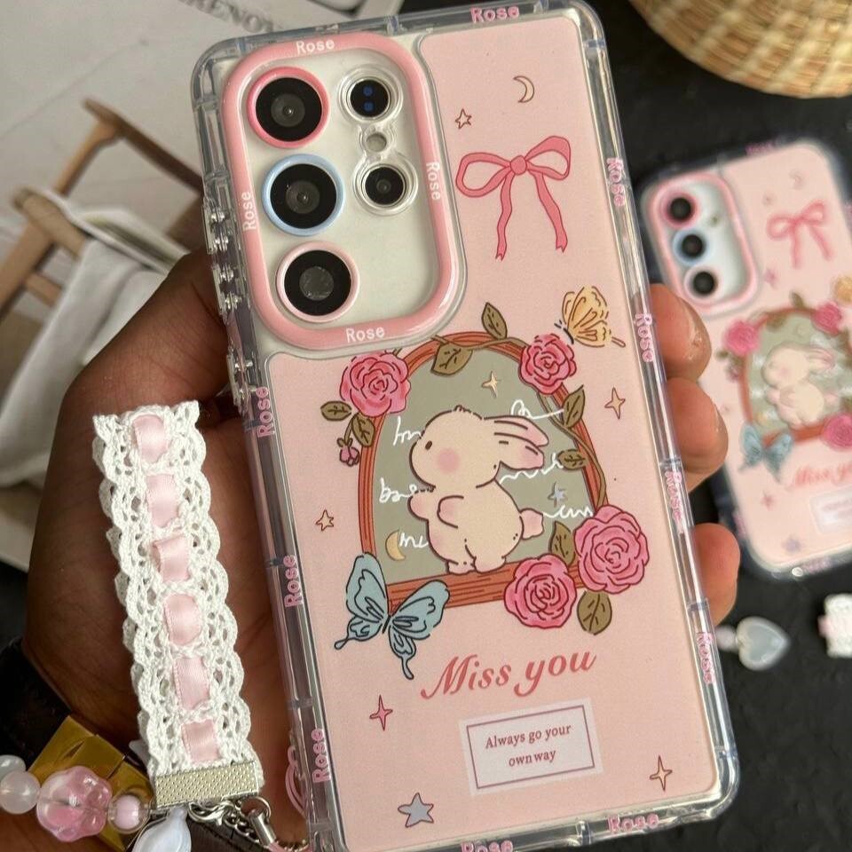 چرا قاب گوشی دخترانه و عروسکی پر طرفدار می باشد؟ چرا قاب گوشی دخترانه و عروسکی پر طرفدار می باشد؟