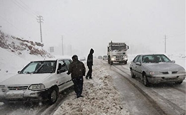 بارش برف و باران در جاده‌های ۱۵ استان کشور