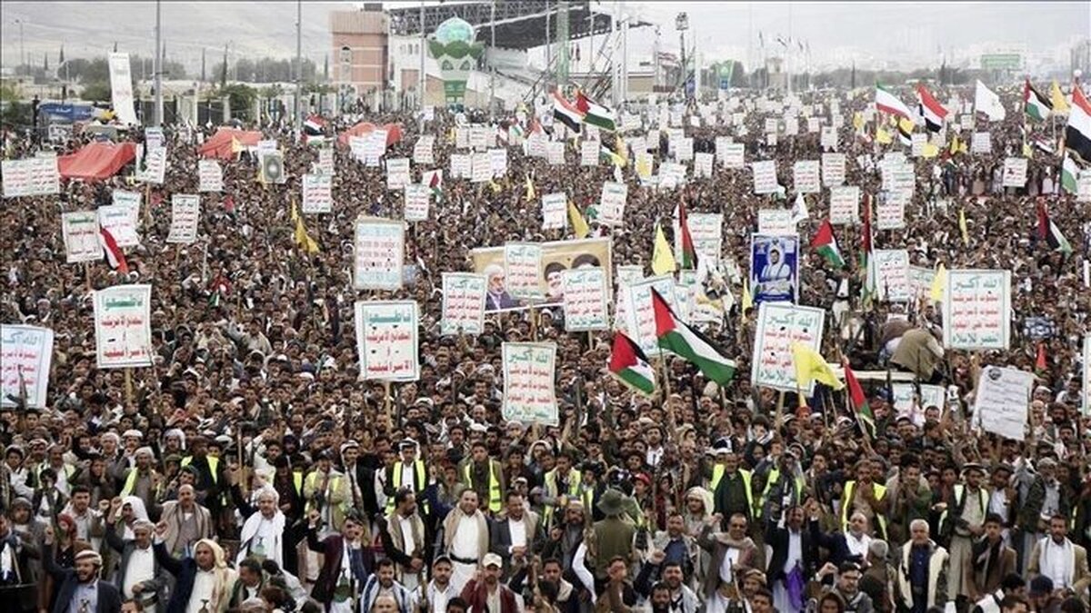 راهپیمایی باشکوه یمنی‌ ها تنها چند ساعت بعد از بمباران این کشور توسط آمریکا