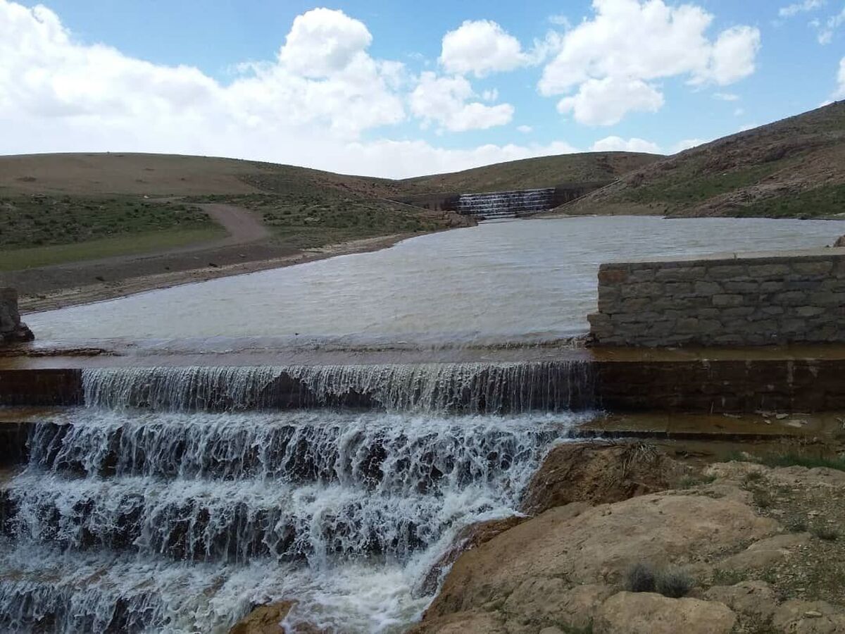 معاون آبخیزداری اداره کل منابع طبیعی و آبخیزداری قم گفت: از ابتدای سال‌جاری تاکنون طرح پنج سازه آبخیزداری در سطحی نزدیک به پنج هزار متر مکعب با هدف کنترل سیلاب، ذخیره آب و تغذیه سفره‌های زیرزمینی با اعتبار ۱۰۰ میلیارد ریال در حوزه‌های آبخیز وشنوه و قبادبزن در شهرستان کهک این استان اجرا شد.