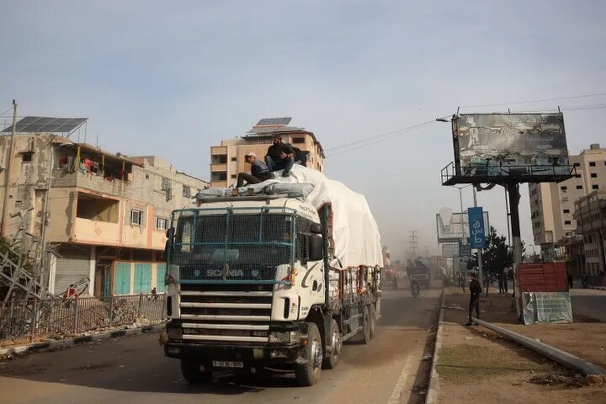 سازمان غیر دولتی آکسفام اعلام کرد طی دو ماه و نیم اخیر تنها ۱۲ کامیون کمک بشردوستانه در شمال غزه آب و غذا توزیع کرده‌اند و این زنگ خطر را درباره وخامت اوضاع در منطقه تحت محاصره فلسطین به صدا درآورده است.