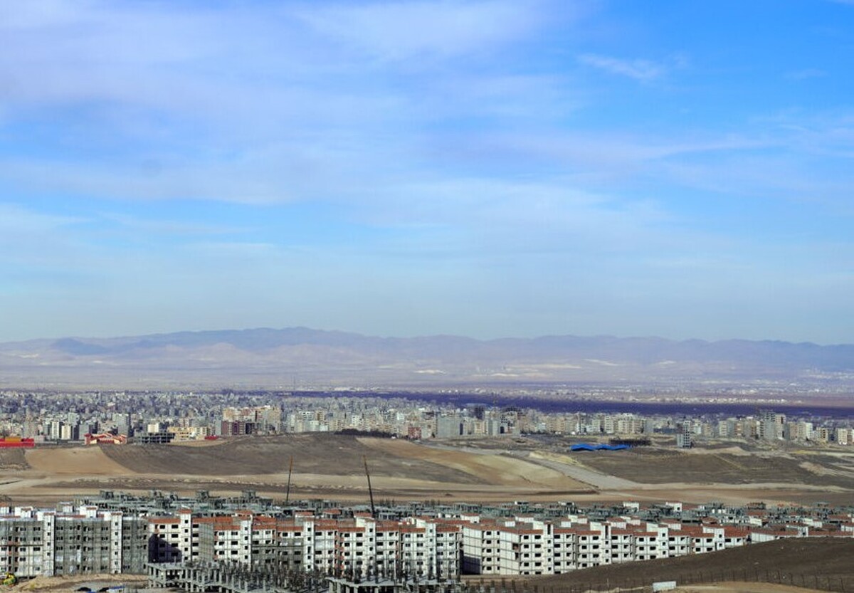 محبوب حیدری،مدیرکل راه و شهرسازی استان اردبیل گفت، ۸۳ کیلومتر معابر نهضت ملی مسکن در شهرک سلیمانی اردبیل در دست اجرا قرار گرفته که برای تکمیل آن سه هزار میلیارد ریال اعتبار اختصاص می‌یابد.