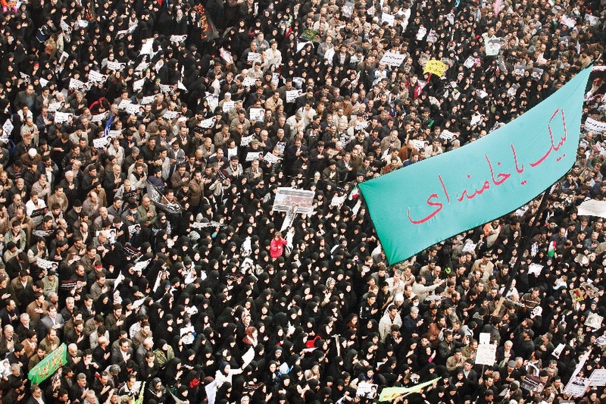 حماسه ۹ دی، رویدادی است که نه‌تنها از منظر سیاسی، بلکه از دیدگاه جامعه‌شناختی نیز اهمیتی بنیادین دارد. این روز یادآور بصیرت و اراده جمعی ملتی است که در مواجهه با یکی از پیچیده‌ترین بحران‌های اجتماعی و سیاسی، راه انسجام و همبستگی را برگزیدند.