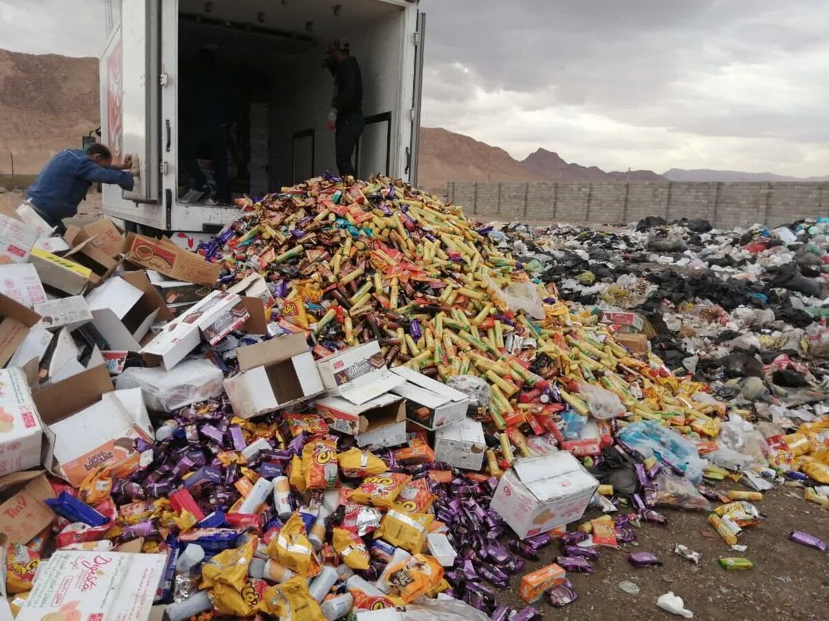 کشف یک تن مواد غذایی فاسد در زابل