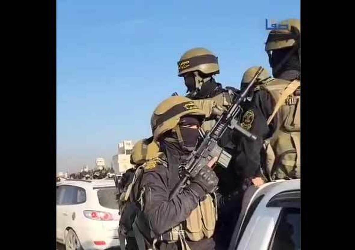 رزمندگان  گروه های مقاومت فلسطینی در زمان تبادل اسرا با سلاح های به غنیمت گرفته شده از سربازان کشته شده اسرائیلی در طوفان الاقصی حضور پیدا کردند.