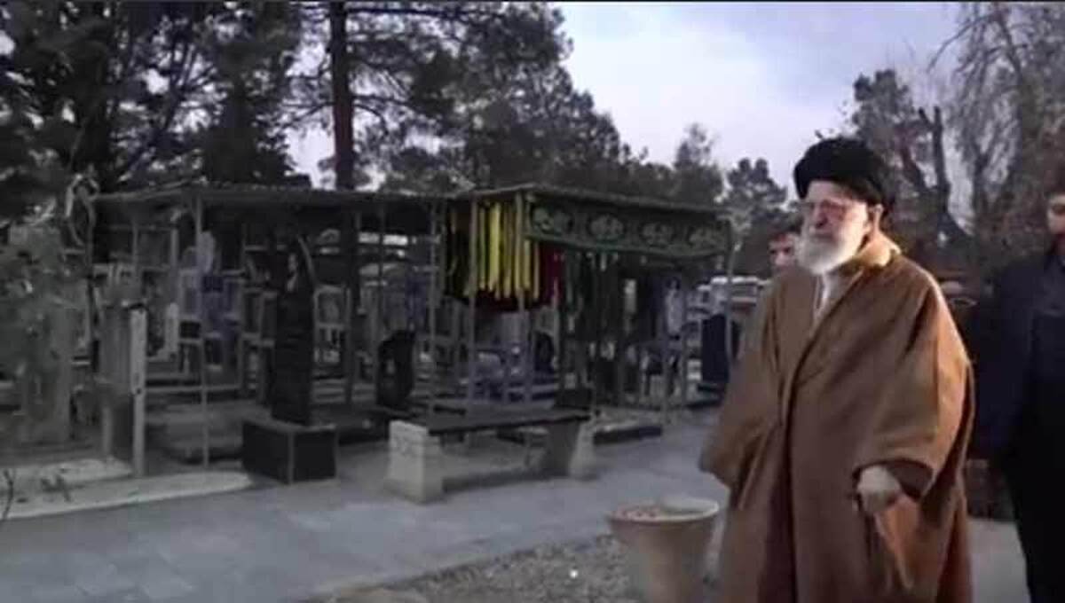 ویدیو کلیپی از حضور رهبر انقلاب در مرقد امام راحل(ه) و گلزار شهدا.