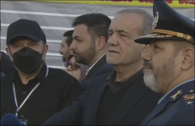 بازدید رئیسجمهور از دستاوردهای فضایی وزارت دفاع بازدید رئیسجمهور از دستاوردهای فضایی وزارت دفاع