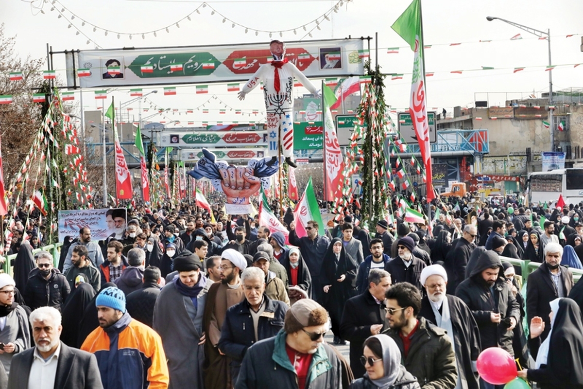 راهپیمایی۲۲بهمن امسال بار دیگر صحنه‌ حضور گسترده و پرشور مردم ایران در کنار مسئولان مختلف لشکری و کشوری و سران قوا بود. میلیون‌ها ایرانی در بیش‌از ۱۴۰۰ بخش، شهر و شهرستان و بیش ‌از ۳۸هزارروستای کشور با حضور چشمگیر خود در راهپیمایی بزرگداشت روز پیروزی انقلاب اسلامی، بار دیگر با آرمان‌های امام راحل و شهدا بیعت کردند. اما این حضور، صرفا یک مناسبت تاریخی نبود؛ بلکه در شرایط حساس منطقه‌ای و بین‌المللی، به پیامی معنادار برای دشمنان ایران تبدیل شد.