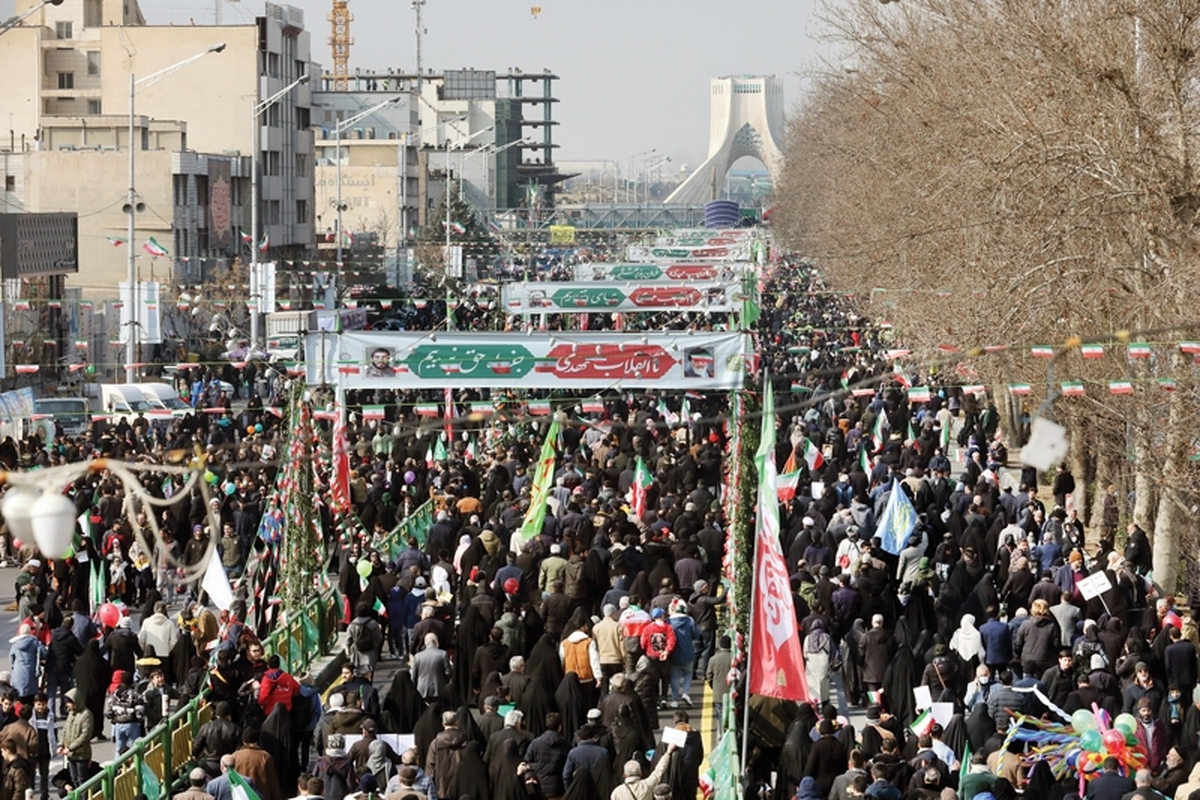 راهپیمایی ۲۲ بهمن عرصه‌ حضور پررنگ ورزشی‌ها و تجدید میثاق آنها با آرمان‌های چند دهه‌ای انقلاب بود.درهر گوشه از راهپیمایی چهره یک ورزشی را می‌توانستید ببینید، از ورزشکاران و نام‌آوران گرفته تا وزیرورزش وروسای فدراسیون‌ها و گزارشگران ورزشی. ورزشی‌ها به راهپیمایی آمدند تا بار دیگرحضور پررنگ خود را در عرصه‌های انقلابی نشان دهند. این ورزشکاران و مسئولان ورزشی در گفت‌و‌گوهای مختلف حضور در راهپیمایی را بخشی از وظیفه خود در قبال انقلاب توصیف کردند.