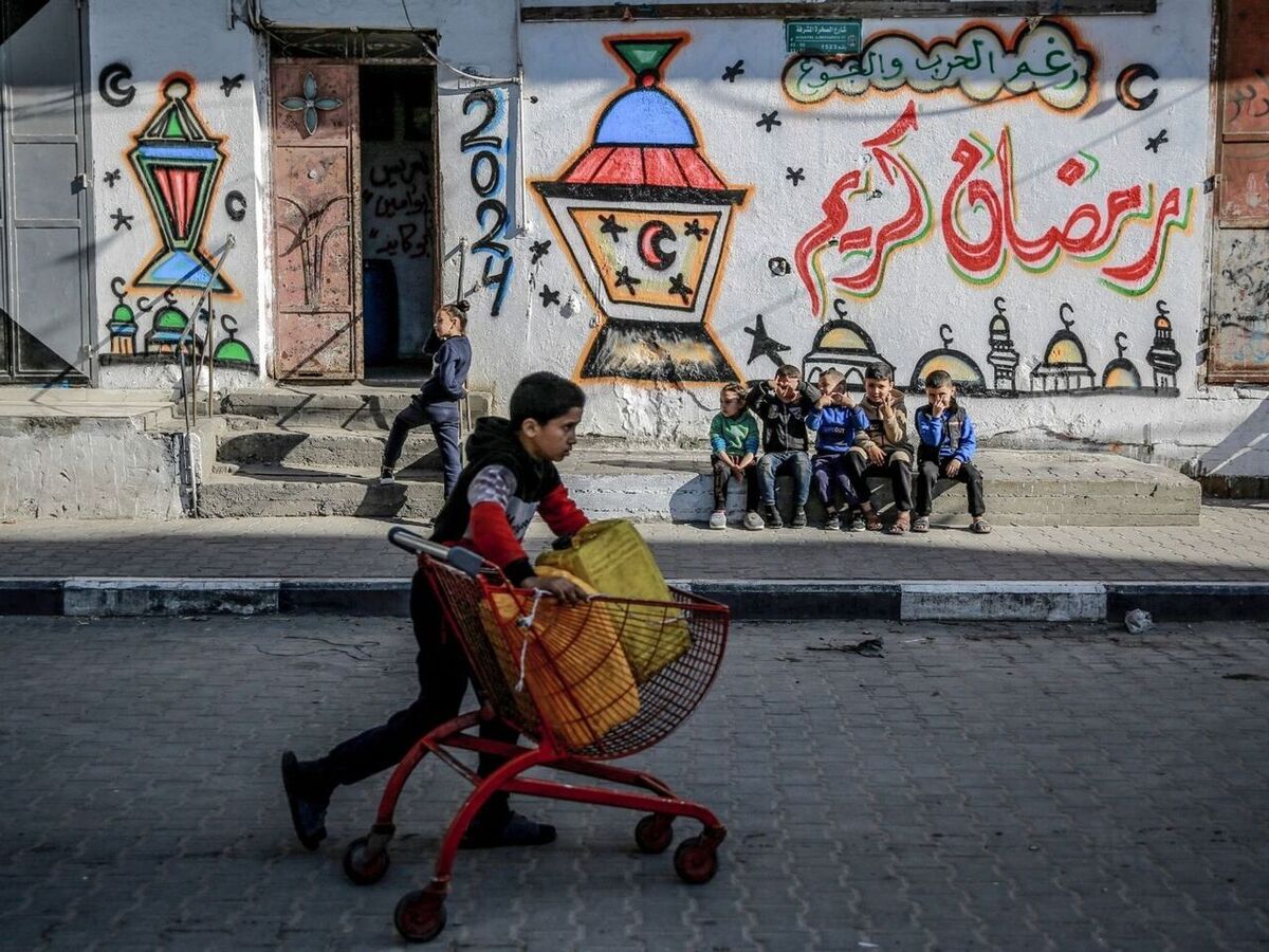 برپایی مراسم سحر دسته‌جمعی در میان ویرانه‌های خانه‌ها در خان یونس در جنوب نوار غزه به همت جوانان فلسطینی.