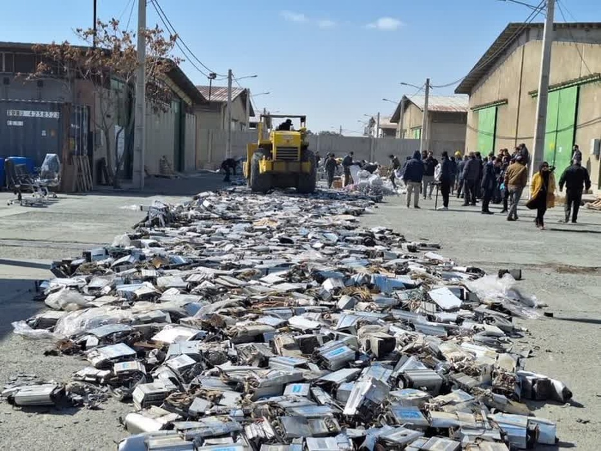 دو هزارو۸۰۰ دستگاه ماینر غیر مجازاستخراج رمز ارزدر آیینی با حضور مسئولان استانی در محوطه انبار اداره کل جمع آوری اموال تملیکی استان البرز امحاء شد.
