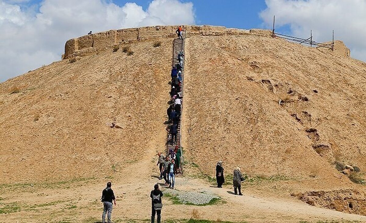 تپه ازبکی نظرآباد با ۹۰۰۰ سال قدمت بربلندای تاریخ کشور می‌درخشد