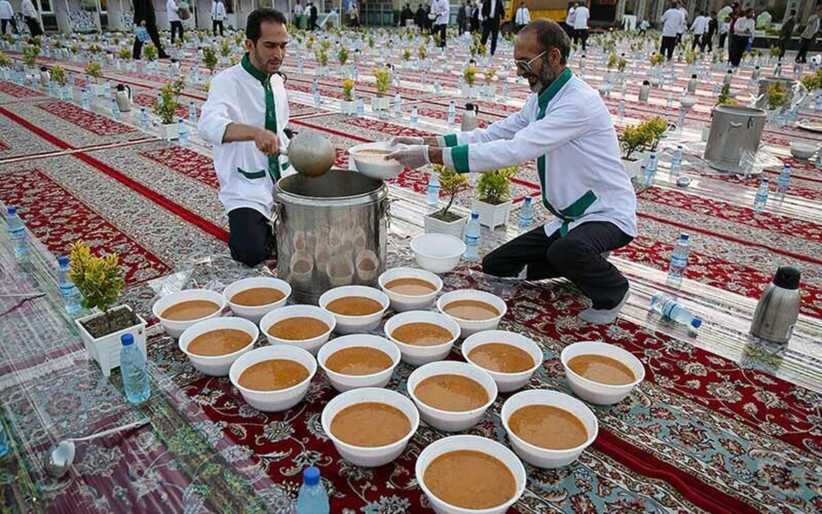 نمایی متفاوت از فرآیند آماده‌سازی سفره‌های افطار ماه مبارک رمضان در حرم مطهر رضوی را مشاهده کنید.