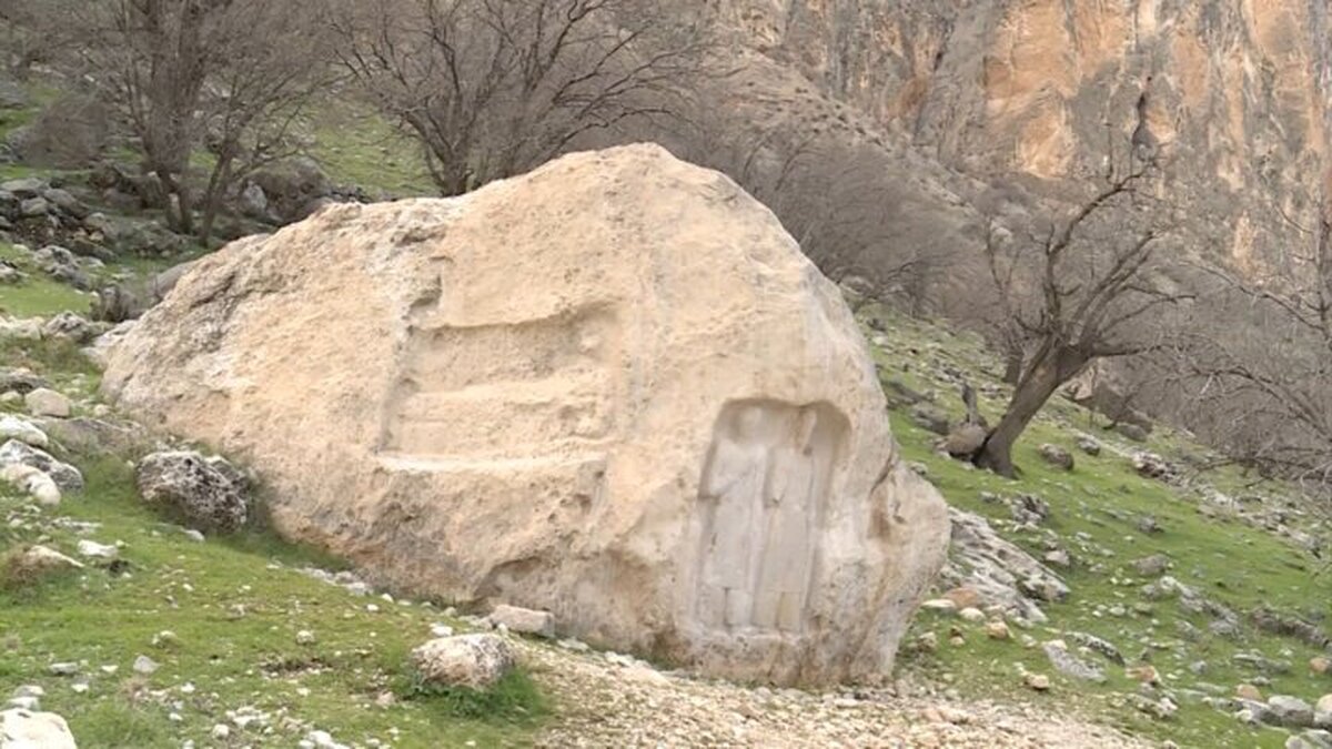 در شهرستان گرمسیری بهمئی درجنوب استان کهگیلویه و بویراحمد، تنگه‌ای به نام «سولک» یا «سروک» یادگار دوران اشکانی وجود دارد که در فارس نامه ناصری از آن به عنوان «سروک» به معنی گردنه سرو‌های کوچک یاد شده است و در آستانه نوروز آماده پذیرش گردشگران و مسافران نوروزی است.