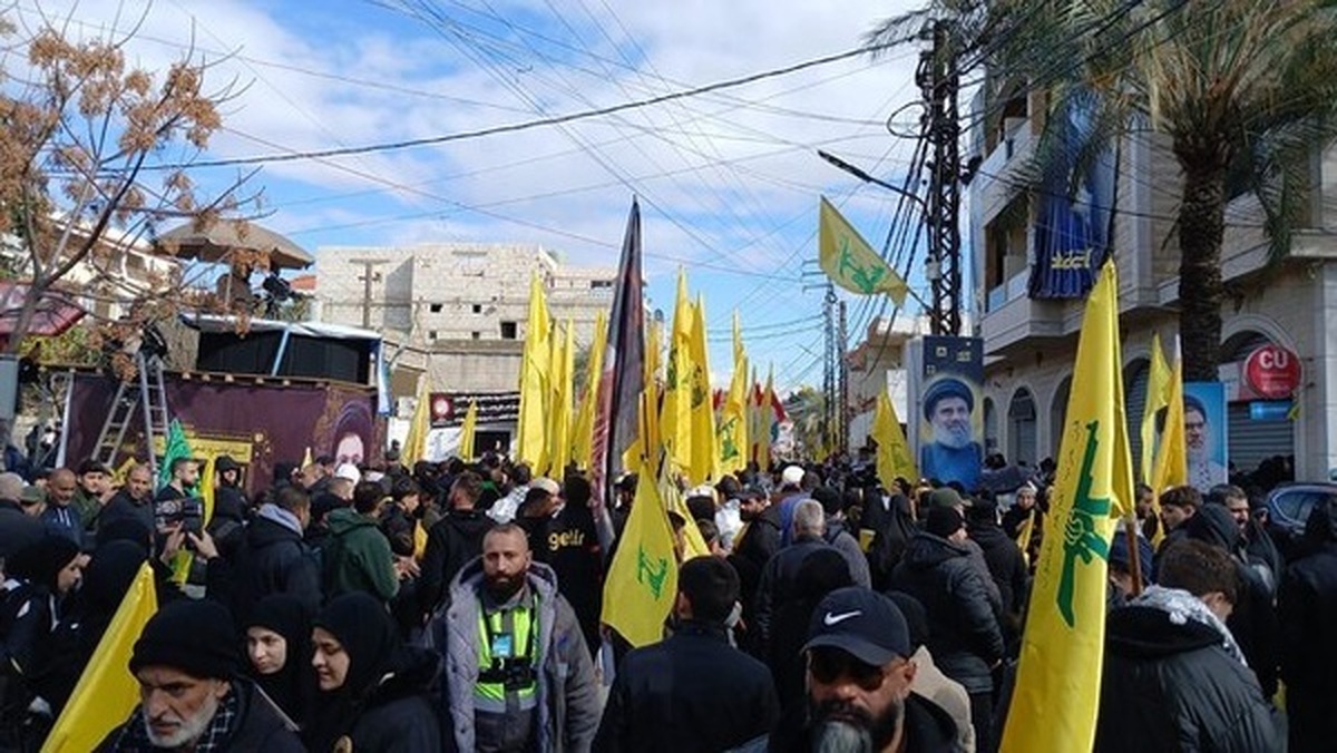 مراسم تشییع و تدفین پیکر شهید «سید هاشم صفی الدین» با حضور گسترده مردم در جنوب لبنان برگزار شد.