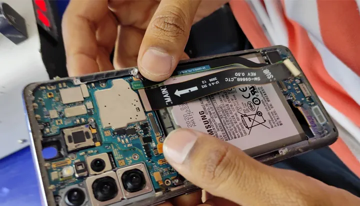 یکی از ویژگی های مهمی که در گوشی های مدرن به چشم می خورد، مقاومت در برابر آب یا همان ضد آب بودن است. این ویژگی به کاربران اجازه می دهد بدون نگرانی از آسیب های ناشی از تماس با آب، با گوشی خود کار کنند. یکی از ویژگی های مهمی که در گوشی های مدرن به چشم می خورد، مقاومت در برابر آب یا همان ضد آب بودن است. این ویژگی به کاربران اجازه می دهد بدون نگرانی از آسیب های ناشی از تماس با آب، با گوشی خود کار کنند.