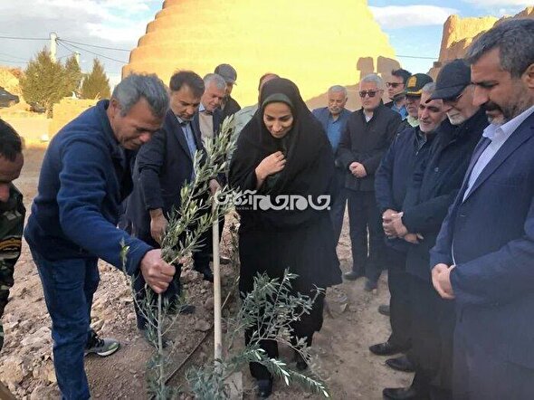 پویش درختکاری با حضور چهره ماندگار ملی در روستاهای بخش مرکزی گرمسار