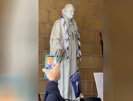 ببینید | چفیه انداختن دانشجویان بر مجسمه جرج واشنگتن