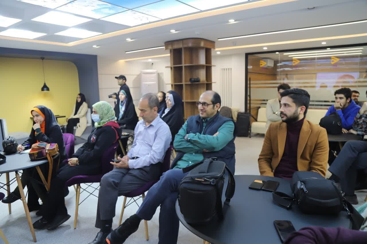 کارگاه آموزشی «عکس؛ رسانه عصر حاضر» برگزار شد کارگاه آموزشی «عکس؛ رسانه عصر حاضر» برگزار شد