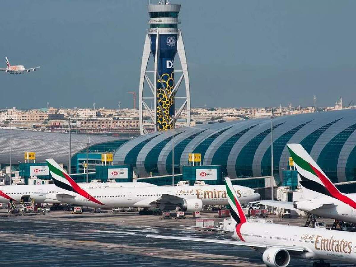 شهر دبی هر ساله میزبان میلیون‌ها گردشگر در منطقه است و بیش از 200 ملیت در این شهر زندگی و اقامت دارند. بنابراین بدون شک نیاز به فرودگاه‌های بزرگ و مجهز برای حمل‌ونقل مسافرانش دارد.